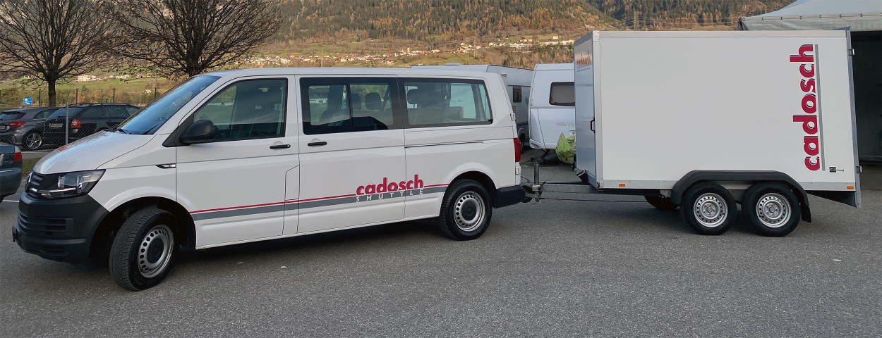 Shuttlebus mit Anhänger für Fahrschule